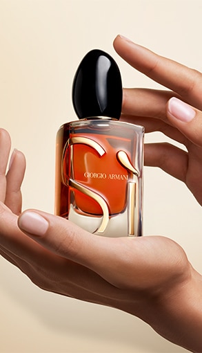 Parfum Giorgio Armani Sì 50 ml, ținut între mâini delicate – eleganță și rafinament feminin